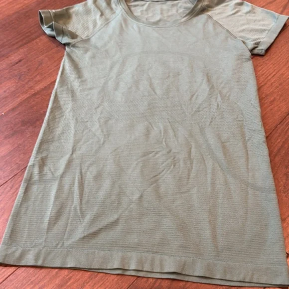 lululemon athletica Swiftly Tech Short Sleeve Tee - Green Hip Length size 6 - Picture 2 of 4